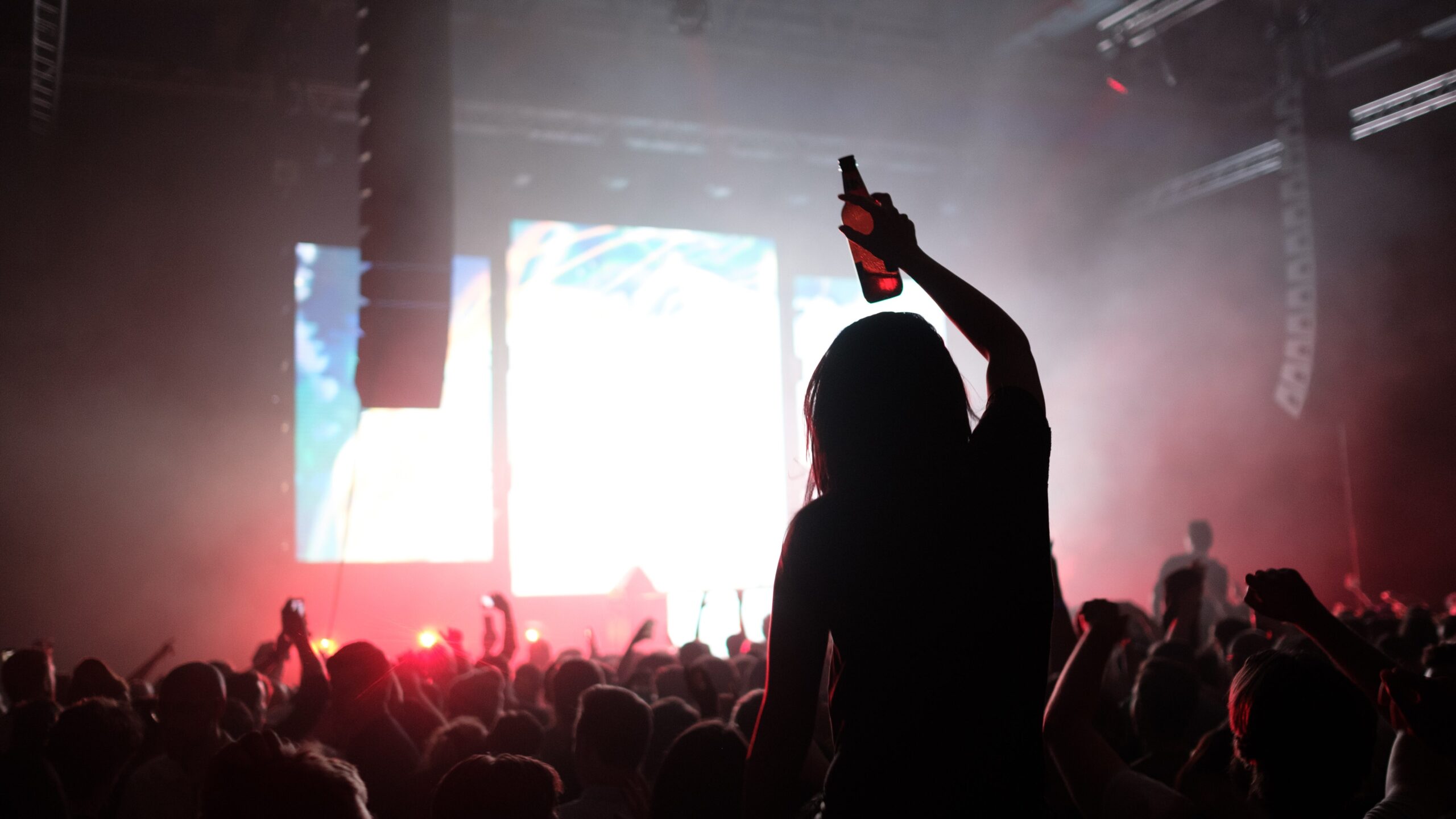 An grossen Rock-Festivals hängen lange Türme aus Lautsprechern