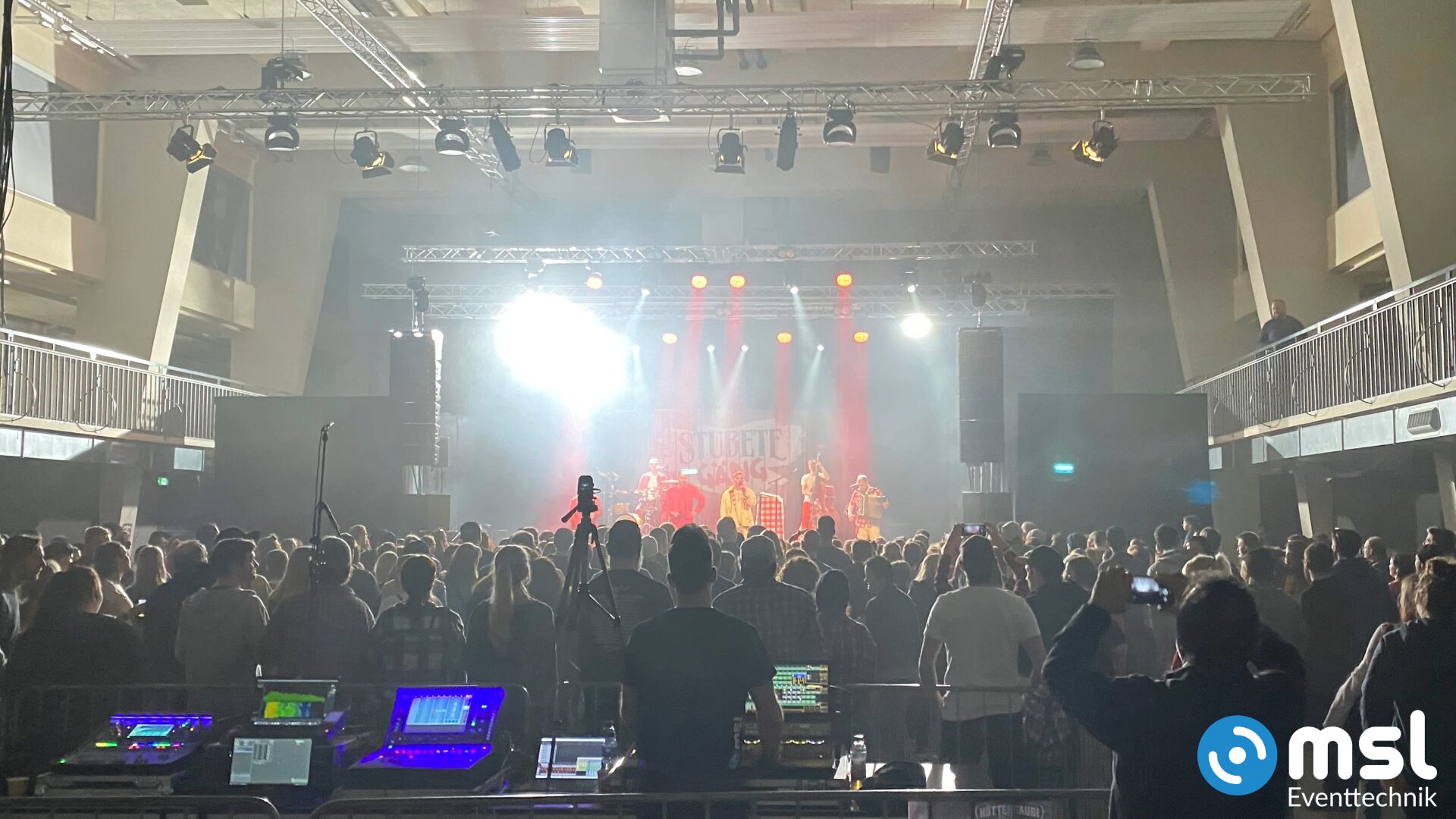 Grossbeschallung Linearray System mieten bei MSL Eventtechnik von Pro Audio Technology, im Bild im Einsatz mit Stubete Gäng an einem Livekonzert